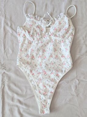 BNWOT, Floral Lace-Trim Bodysuit, White w/Pink Floral Print, Size Medium*